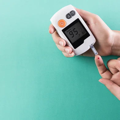 Healthcare and medical concept, The diabetic measures the level of glucose in the blood. World Diabetes day, 14 November.Indexador: Siam PukkatoFonte: 345804177<!-- NICAID(16162817) -->