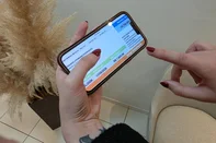 A moradora do bairro Santa Catarina em Caxias do Sul e massoterapeuta Fernanda Erdemann, 30 anos, questiona o aumento expressivo no valor da conta de energia elétrica. O custo referente a maio foi de R$ 442. Agora, a conta relacionada a julho, subiu para R$ 1.045,66. Segundo ela, não houuve mudança na rotina da família, que é formada por ela, o marido e dois filhos<!-- NICAID(16344735) -->