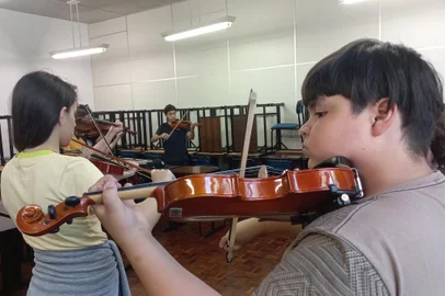 Primeira apresentação vai ocorrer na Escola Angelo Guerra nesta segunda-feira (29). As aulas começaram em outubro do ano ado e, agora, chegou a vez dos integrantes da Orquestra Jovem UCS LionsEduc fazerem sua primeira apresentação nesta segunda-feira (29), às 16h, na Escola Municipal Angelo Francisco Guerra. O projeto é uma iniciativa do LionsEduC em parceria com o Setor Cultural da Universidade de Caxias do Sul e a Escola de Música da UCS.<!-- NICAID(15436822) -->