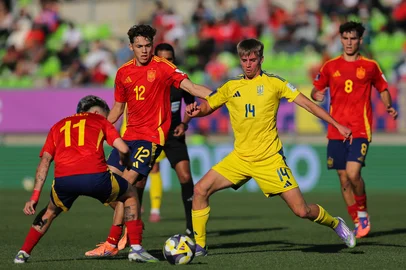Ukraine's forward #14 Kristian Shevchenko fights for the ball with Spain's forward #11 David Mella and midfielder #12 Thiago Pitarch during the 2025 FIFA U-20 World Cup round of 16 football match between Ukraine and Spain at the Elias Figueroa Stadium in Valparaiso, Chile on October 7, 2025. (Photo by Javier TORRES / AFP)Editoria: SPOLocal: ValparaísoIndexador: JAVIER TORRESSecao: soccerFonte: AFPFotógrafo: STR<!-- NICAID(16143034) -->