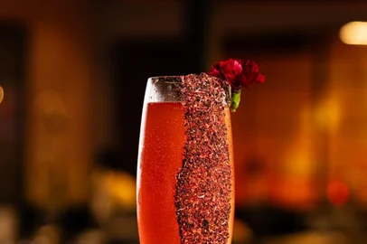 Drinque ciriado pelo chef de bar Roni Soares do LOOF – Food & Fun. O drinque é inspirado no no filme O Diabo Veste Prada e foi lançado para o lançamento da sequência do filme.<!-- NICAID(16274295) -->