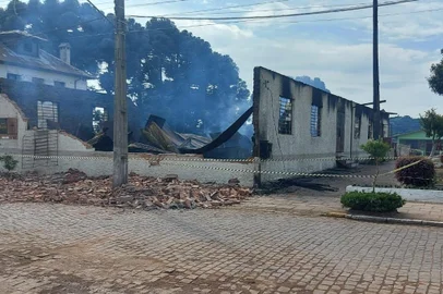 Incêndio destrói salão comunitário de Vila Seca<!-- NICAID(14965947) -->