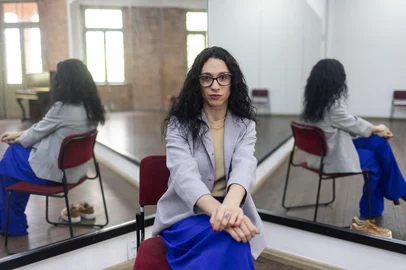 André Ávila / Agencia RBS PORTO ALEGRE, RS, BRASIL, 06-11-2025: Retratos de Pâmela Scarlet Vanigli para reportagem do Primeira Pauta sobre inadequação do público trans ao próprio corpo e transição de gênero. Pâmela é surda e faz tratamento para transição de gênero no Hospital de Clínicas. (Foto: André Ávila/Agência RBS)Indexador: Andre Avila<!-- NICAID(16162121) -->