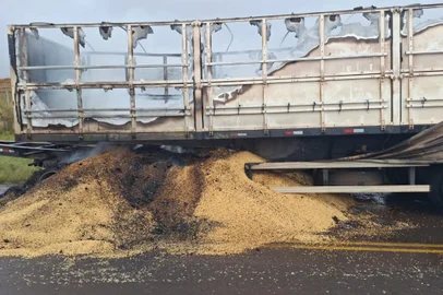 Caminhão carregado com soja é destruído pelo fogo na RS-153 em Soledade<!-- NICAID(15910642) -->