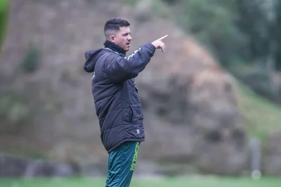 Técnico Maurício Barbieri durante treinamento do Ju em preparação para pegar o Goiás na 23ª rodada da Série B.<!-- NICAID(16347087) -->