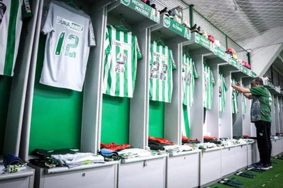 Foto do vestiário do Juventude com os uniformes posicionados conforme a escalação<!-- NICAID(14810670) -->