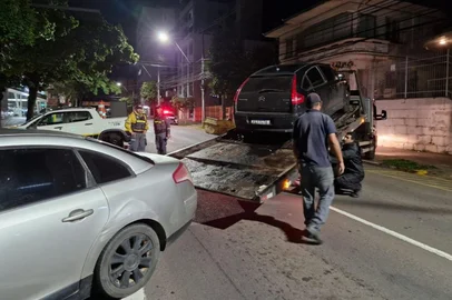 A Fiscalização de Trânsito e Guarda Municipal realizaram mais uma edição da Operação Balada Segura, das 00h51 às 04h20 deste domingo (16/03), na rua Os Dezoito do Forte, na área central de Caxias do Sul.Foram realizados 174 testes de etilômetro em condutores de veículos e condutores habilitados a levar veículos, sendo que vinte e sete condutores foram flagrados dirigindo sob influência de álcool ou se recusaram a fazer o teste. Não houve condutor com índice superior a 0,33 mg de álcool por litro de ar expelido pelos pulmões.<!-- NICAID(15996721) -->
