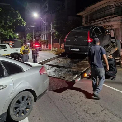 A Fiscalização de Trânsito e Guarda Municipal realizaram mais uma edição da Operação Balada Segura, das 00h51 às 04h20 deste domingo (16/03), na rua Os Dezoito do Forte, na área central de Caxias do Sul.Foram realizados 174 testes de etilômetro em condutores de veículos e condutores habilitados a levar veículos, sendo que vinte e sete condutores foram flagrados dirigindo sob influência de álcool ou se recusaram a fazer o teste. Não houve condutor com índice superior a 0,33 mg de álcool por litro de ar expelido pelos pulmões.<!-- NICAID(15996721) -->