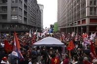 PORTO ALEGRE, RS, BRASIL, 13-10-2026: Ato "Bota pra Virar" reúne apoiadores do presidente e candidato à reeleição Luiz Inácio Lula da Silva, na Esquina Democrática, área central da capital. Foto: Bruno Todeschini/Grupo RBS<!-- NICAID(16386802) -->