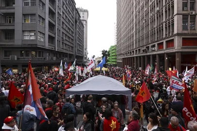 PORTO ALEGRE, RS, BRASIL, 13-10-2026: Ato "Bota pra Virar" reúne apoiadores do presidente e candidato à reeleição Luiz Inácio Lula da Silva, na Esquina Democrática, área central da capital. Foto: Bruno Todeschini/Grupo RBS<!-- NICAID(16386802) -->