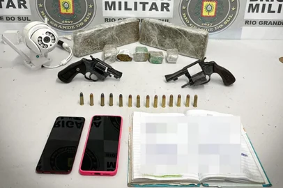 Casal é preso com revólveres, munições e drogas em Caxias.<!-- NICAID(16035712) -->