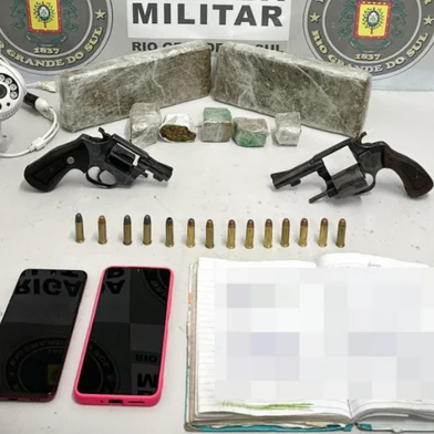 Casal é preso com revólveres, munições e drogas em Caxias.<!-- NICAID(16035712) -->