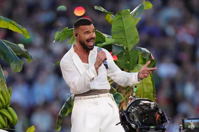 RonalD MARTINEZ / GETTY IMAGES NORTH AMERICA Apple Music Super Bowl LX Halftime ShowSANTA CLARA, CALIFORNIA - FEBRUARY 08: Ricky Martin performs with Bad Bunny onstage during the Apple Music Super Bowl LX Halftime Show at Levi's Stadium on February 08, 2026 in Santa Clara, California. Ronald Martinez/Getty Images/AFP (Photo by RONALD MARTINEZ / GETTY IMAGES NORTH AMERICA / Getty Images via AFP)Editoria: ACELocal: Santa ClaraIndexador: RONALD MARTINEZSecao: celebrityFonte: GETTY IMAGES NORTH AMERICAFotógrafo: CONTRIBUTOR<!-- NICAID(16221519) -->