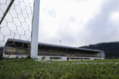 GRAMADO, RS, BRASIL. 30-06-2025. Sensação da Divisão de Acesso, Gramadense do técnico Carlos Moraes busca o acesso inédito e conta com a experiência do goleiro André Lucas e a juventude de MaurícioIndexador: Bruno Todeschini<!-- NICAID(16071587) -->