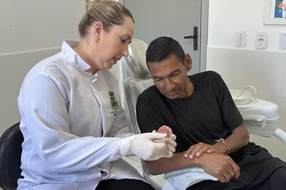 A inciativa municipal vai garantir 50 próteses dentárias por mês, de graça. Mas segundo a Prefeitura, o número que poderá aumentar conforme a demanda. Para ter acesso ao serviço, basta ser morador de Sapiranga e buscar uma das 11 unidades de saúde da cidade. Depois, é preciso tirar uma ficha, fazer uma consulta de avaliação clínica com o dentista, que analisa o que é necessário ser feito, como restaurações, extrações, limpezas, tratamento de canal e outros procedimentos. Quando todas as etapas clínicas estiverem concluídas, o paciente é encaminhado para a confecção da prótese dentária.<!-- NICAID(16153885) -->