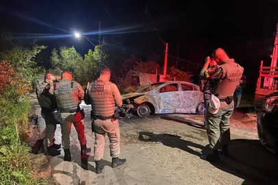 Corpo é encontrado dentro de carro em chamas na zona sul de Porto Alegre<!-- NICAID(15186068) -->