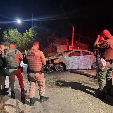 Corpo é encontrado dentro de carro em chamas na zona sul de Porto Alegre<!-- NICAID(15186068) -->