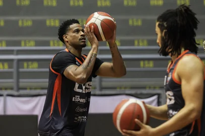 Ulisses Castro / Agencia RBS CAXIAS DO SUL, RS, BRASIL. 16-10-2025. Caxias Basquete estreia na próxima terça-feira (21) na temporada 2025/26 do NBB. Na foto, o ala Shamell.<!-- NICAID(16148084) -->