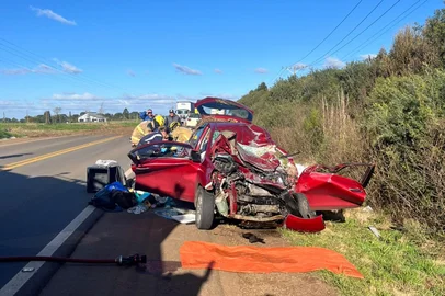 Um acidente de trânsito envolvendo um veículo de passeio e a carga de um caminhão na BR-285, entre Bom Jesus e Vacaria, deixou uma mulher, sem idade informada, gravemente ferida. Um cachorro, que estava no carro, não sobreviveu. O fato foi registrado na tarde desta terça-feira (29). <!-- NICAID(16090226) -->