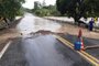 A Prefeitura de Eunápolis (Bahia) informa aos munícipes que pretendem seguir pela BR-101 em direção sul, que um trecho da rodovia federal está interditado desde a madrugada desta sexta-feira, dia 10, quando o Rio Buranhém transbordou devido às fortes chuvas e deixou uma ponte de aproximadamente 12 metros de altura submersa.<!-- NICAID(14965901) -->