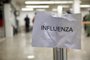 PORTO ALEGRE, RS, BRASIL,  06/06/2022- Vacina da Gripe (Influenza) sendo aplicada para público em geral no Shopping João Pessoa. A fila geral é para Vacina Covid e Vacina Gripe, na porta um Agente de Saúde encaminha cada qual pra sua fila de vacina. Foto: Jefferson Botega / Agencia RBSIndexador: Jeff Botega<!-- NICAID(15116473) -->