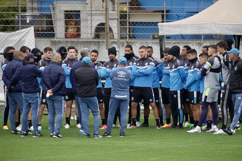 Conversa, treino físico e ausência de lateral marcam reapresentação do Grêmio