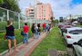 Trabalhadores da saúde com menos de 60 anos formam fila em Pelotas
