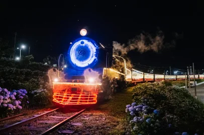 A 14ª edição do Natal Sobre Trilhos realizado pela Maria Fumaça - Trem do Vinho inicia neste sábado (30), em dois horários, às 18h40min e às 21h. O espetáculo ocorre a bordo dos vagões do trem e também nas estações do percurso, entre as cidades de Bento Gonçalves, Garibaldi e Carlos Barbosa. <!-- NICAID(15921969) -->