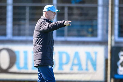 RS - FUTEBOL/ TREINO GREMIO 2025 - ESPORTES - Jogadores do Gremio realizam treino tÃ©cnico durante a manha desta quinta-feira, no CT Luiz Carvalho, na preparaÃ§Ã£o para a partida valida pelo Campeonato Brasileiro 2025. FOTO: LUCAS UEBEL/GREMIO FBPA. mano Menezes<!-- NICAID(16106856) -->