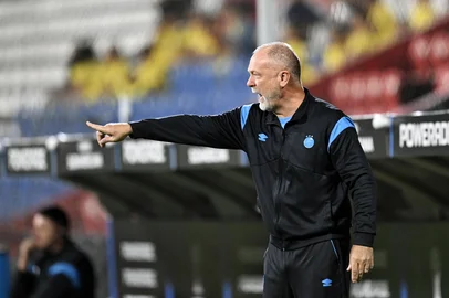 Gremio's Brazilian head coach Mano Menezes gives instructions to his players during the Copa Sudamericana group stage football match between Peru's Atletico Grau and Brazil's Gremio at the Alejandro Villanueva stadium in Lima on May 7, 2025. (Photo by ERNESTO BENAVIDES / AFP)Editoria: SPOLocal: LimaIndexador: ERNESTO BENAVIDESSecao: soccerFonte: AFPFotógrafo: STF<!-- NICAID(16032530) -->