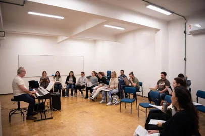 Ainda há disponibilidade de vagas para integrar essa nova temporada do coral. Encontros ocorrem às terças e quintas-feiras, na Escola de Música da UCS, no Campus-SedeCanções memoráveis da Música Popular Brasileira (MPB) formam o repertório que o Coro da Universidade de Caxias do Sul interpreta desde o início dos ensaios desta fase de retomada, há pouco mais de um mês. Já são mais de 20 integrantes que compõem esse novo grupo, que segue com vagas abertas para alunos, professores e funcionários da UCS e comunidade. Os ensaios ocorrem na Escola de Música do Campus-Sede, às terças e quintas-feiras, das 19h30min às 22h. FOTO: Coordenador do Coro da UCS, maestro Renato Filippini.<!-- NICAID(15557057) -->