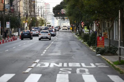 CAXIAS DO SUL, RS, BRASIL, 18/08/2026. A Secretaria de Trânsito de Caxias planeja incluir a Rua Os Dezoito do Forte na primeira fase de implantação de ciclofaixas na cidade. A ideia é que a demarcação ocorra junto com a construção do trajeto ligando o Parque Cinquentenário e a Praça Monteiro Lobato, junto à Maesa. Na foto, trecho da rua Os 18 do Forte a rua Marquês do Herval e a Dr Montaury. (Porthus Junior/Agência RBS)<!-- NICAID(16348543) -->