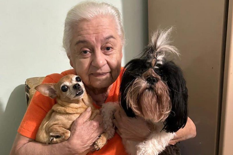 Dorcélia Faut, que foi resgatada sem os cães no 14 andar do prédio onde mora na Rua dos Andradas. Agora, ela reencontrou os animais<!-- NICAID(15762324) -->