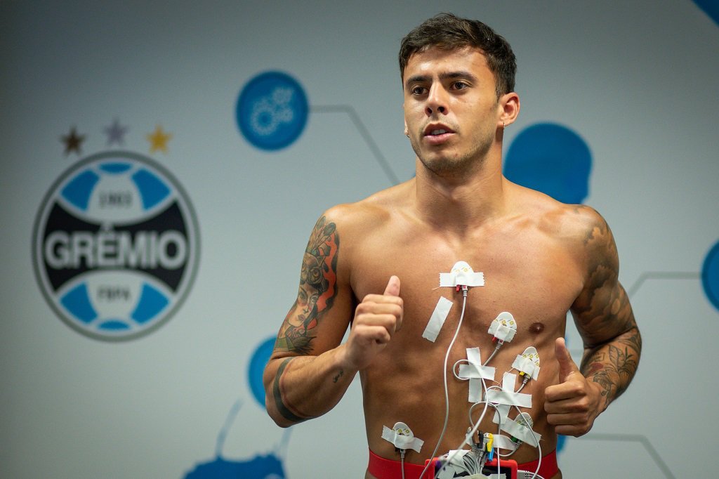 De folga, Carballo usa CT do Grêmio para tratar dores no púbis