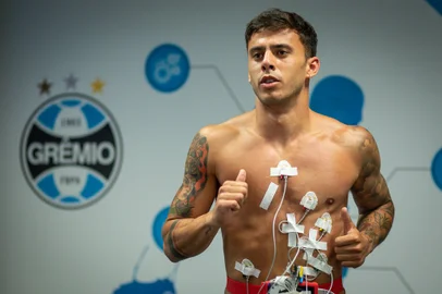 RS - FUTEBOL - Meio campo Carballo chega ao Gremio para ser anunciado como reforço para a temporada 2023. FOTO: LUCAS UEBEL/GREMIO FBPA