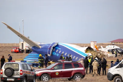 Emergency specialists work at the crash site of an Azerbaijan Airlines passenger jet near the western Kazakh city of Aktau on December 25, 2024. (Photo by Issa Tazhenbayev / AFP)Editoria: DISLocal: AktauIndexador: ISSA TAZHENBAYEVSecao: transport accidentFonte: AFPFotógrafo: STR<!-- NICAID(15942007) -->