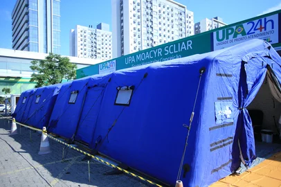 PORTO ALEGRE, RS, BRASIL, 17/04/2025- Montagem de hospital de campanha na UPA Moacyr Scliar. Atendimentos iniciam a partir das 17 horas. Foto: Ronaldo Bernardi / Agencia RBS<!-- NICAID(16018893) -->