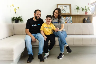 Dindos do Dudu: família cria rede de apoio para buscar tratamento de doença degenerativa do filho<!-- NICAID(16364047) -->