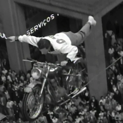 Apresentação alemães do Zugspitz Artisten em Porto Alegre em 1957.<!-- NICAID(15405605) -->