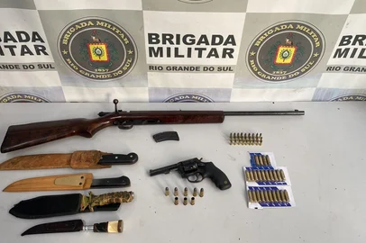 Após briga entre vizinhos e tiro, casal é preso com revólver, carabina e munições em Caxias.<!-- NICAID(16040515) -->