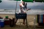 TRAMANDAÍ, RS, BRASIL - 2023.01.15 - Retrato para a série A Praia de Cada Um. Na foto: Max Douglas da Silva Pereira, fazendo churrasco na praia. (Foto: ANDRÉ ÁVILA/ Agência RBS)<!-- NICAID(15326106) -->