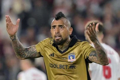 Colo-Colo's midfielder Arturo Vidal gestures during the Copa Libertadores quarter-final second leg football match between Argentina's River Plate and Chile's Colo Colo at the Mas Monumental stadium in Buenos Aires, on September 24, 2024. (Photo by JUAN MABROMATA / AFP)Editoria: SPOLocal: Buenos AiresIndexador: JUAN MABROMATASecao: soccerFonte: AFPFotógrafo: STF<!-- NICAID(15906784) -->