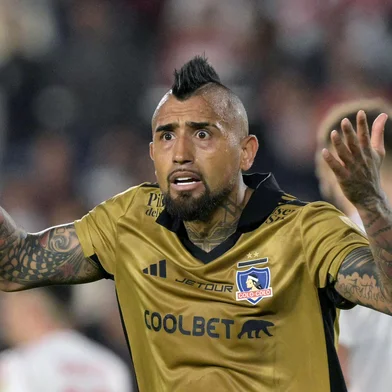 Colo-Colo's midfielder Arturo Vidal gestures during the Copa Libertadores quarter-final second leg football match between Argentina's River Plate and Chile's Colo Colo at the Mas Monumental stadium in Buenos Aires, on September 24, 2024. (Photo by JUAN MABROMATA / AFP)Editoria: SPOLocal: Buenos AiresIndexador: JUAN MABROMATASecao: soccerFonte: AFPFotógrafo: STF<!-- NICAID(15906784) -->
