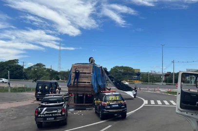 Uma carga com cerca de duas toneladas de maconha, avaliada em 2 milhões de reais, foi apreendida durante operação conjunta realizada entre a Polícia Civil e a Polícia Rodoviária Federal(PRF) nesta sexta-feira (24/11) em Canoas.Crédito: Polícia Civil/rs<!-- NICAID(15608396) -->
