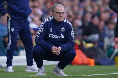 Leeds United's Argentinian head coach Marcelo Bielsa looks on during the English Premier League football match between Leeds United and Tottenham Hotspur at Elland Road in Leeds, northern England on February 26, 2022. (Photo by Jon Super / AFP) / RESTRICTED TO EDITORIAL USE. No use with unauthorized audio, video, data, fixture lists, club/league logos or 'live' services. Online in-match use limited to 120 images. An additional 40 images may be used in extra time. No video emulation. Social media in-match use limited to 120 images. An additional 40 images may be used in extra time. No use in betting publications, games or single club/league/player publications. / Editoria: SPOLocal: LeedsIndexador: JON SUPERSecao: soccerFonte: AFPFotógrafo: STR<!-- NICAID(15404139) -->