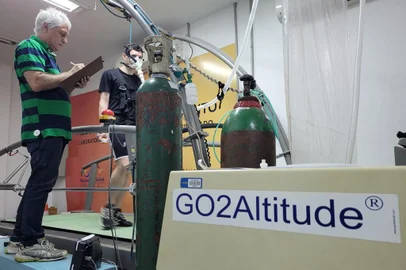 Simulador de altitude, professor Osório e aluno fazendo teste<!-- NICAID(15515088) -->