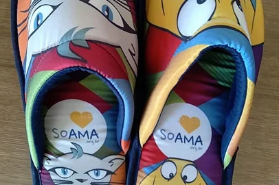 A pantufinha da Soama chegou! Ela é fofinha, colorida e do bem, pois a renda da venda delas nos ajuda a manter nossa campanha de castração gratuita (em 2022 foram quase 400, grande parte gratuíta), doação de ração, educação e conscientização nas escolas (em 2022 quase 4 mil crianças atingidas pelo projeto Plantando Sementes da entidade) entre outras atividades da ong.O layout é da Agência 42 e ela custa R$ 40. Tem do tamanho 35 ao 42 e é também uma ótima dica de presente para o Dia das Mães.Ela é vendida para todo o Brasil através do e-mail soamasite@yahoo.com.br e em Caxias do Sul tem na Tudo em Grãos da Rio Branco e da 18 do Forte e na Tudo em Rações na rua Botafogo próximo do Hospital do Círculo.<!-- NICAID(15424942) -->