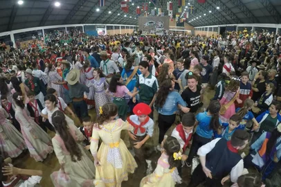 Soledade, RS, 16/06/2019. 1ª edição do enart pre-mirim, mirim e juvenil, organizado pelo movimento tradicionalista gaúcho (MTG). dança de integração. segunda edição ocorre neste ano. <!-- NICAID(16068169) -->