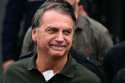 Former Brazilian President (2019-2022) Jair Bolsonaro leaves the DF Star hospital in Brasilia on September 14, 2025, after undergoing a series of medical examinations, as he remains under house arrest. Brazil's Supreme Court on September 11 sentenced firebrand ex-president Jair Bolsonaro to 27 years in prison for coup plotting at the end of a landmark trial that divided the nation and drew US fury. (Photo by Pablo PORCIUNCULA / AFP)Editoria: POLLocal: BrasíliaIndexador: PABLO PORCIUNCULASecao: trialsFonte: AFPFotógrafo: STF<!-- NICAID(16123863) -->