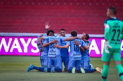 Gremio x LDURS - FUTEBOL/CONMEBOL SULAMERICANA 2021 /GREMIO X LDU - ESPORTES - Lance da partida entre Gremio e LDU disputada na noite desta Terca-feira, no estÃ¡dio Rodrigo Paz Delgado, valida pelas oitavas de final da Copa Sulamericana 2021. FOTO: LUCAS UEBEL/Grêmio/ DivulgaçãoEditoria: SPOLocal: QuitoIndexador: Lucas UebelSecao: futebolFonte: Gremio.netFotógrafo: Gremio x LDU<!-- NICAID(14833828) -->